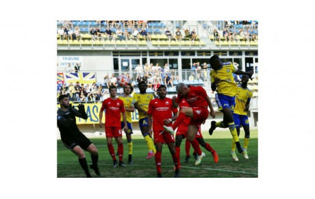 N3 : retour en images sur le match GUEUGNON - COSNE